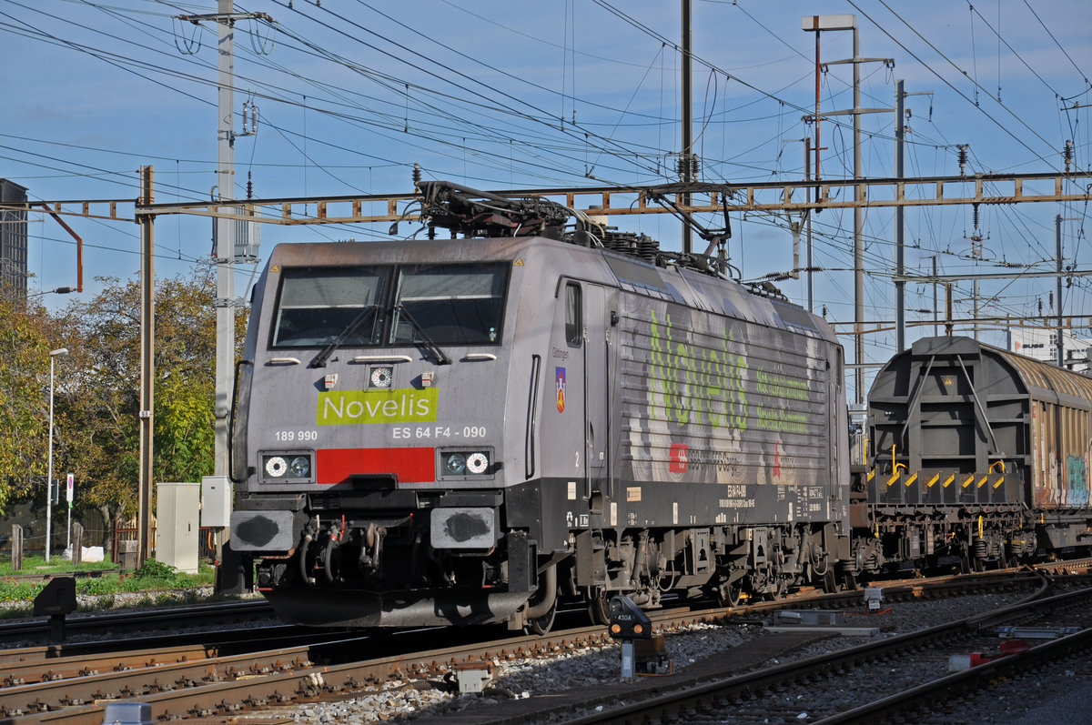 Lok 189 990-5  Novelis  durchfährt den Bahnhof Pratteln. Die Aufnahme stammt vom 25.10.2019.
