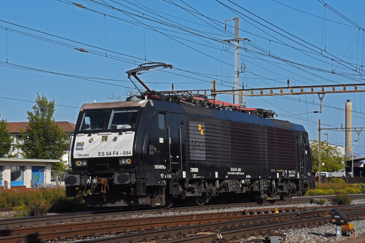 Lok 189 994 (ex Novelis) durchfährt den Bahnhof Pratteln. Die Aufnahme stammt vom 30.09.2020.