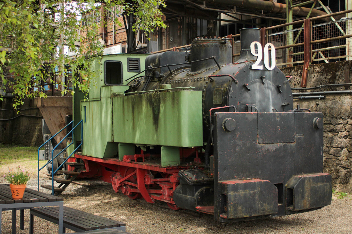 Lok 20 (Krauss FNr 5168) steht am 16. Juni 2024 in einem Biergarten am Weltkulturerbe Völklinger Hütte. Die Lok wurde 1904 gebaut und wurde in Hüttenareal der Völklinger Hütte eingesetzt.