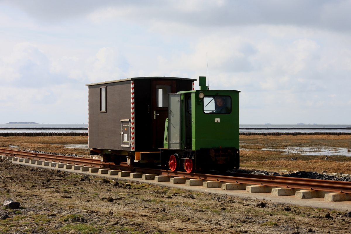 Lok 3 (Schöma 3263, Bj. 1970) erreicht soeben, mit einem Aufenthaltswagen, das Vorland vor dem Deich bei Dagebüll. (23.04.2010)