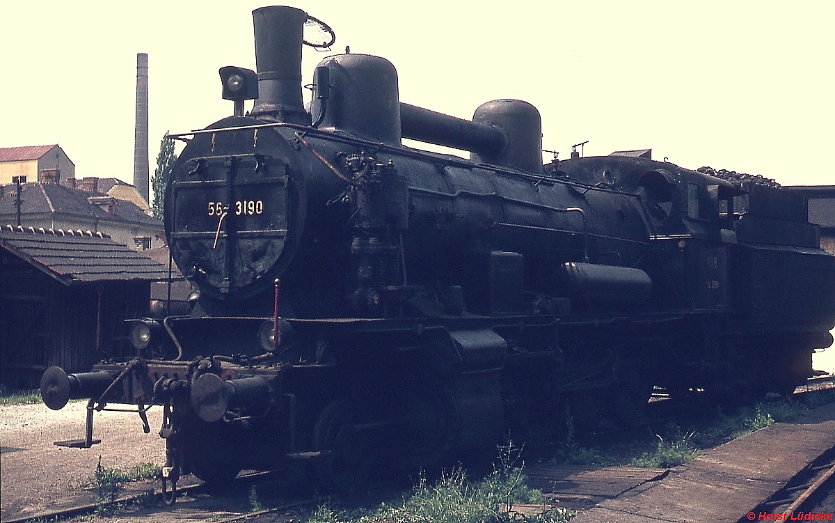 Lok 56.3190 im Heizhaus Graz der Graz-Köflacher Bahn (18.06.1974). Die Lok wurde 1917 von Wiener Neustadt (Fabrik-Nr. 5374) gebaut und als 170.483 in Dienst gestellt. Die ÖBB verkaufte sie 1955 an die GKB, die sie ein Jahr nach dieser Aufnahme ausmusterte. Bedauerlicherweise nahm ich sie damals von der Schattenseite auf.