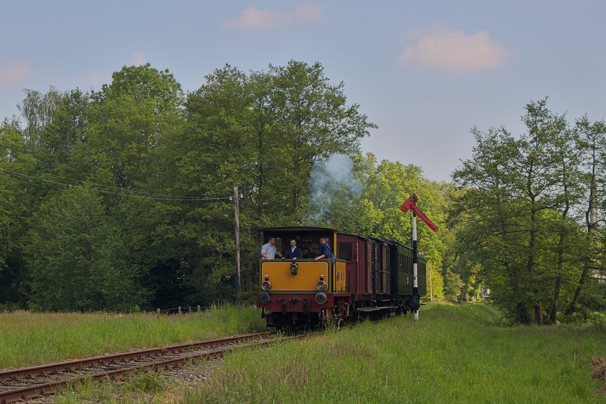 Lok 6  Magda  des Museum Buurtspoorweg am Einfahrsignal von Boekelo (09.05.2024)