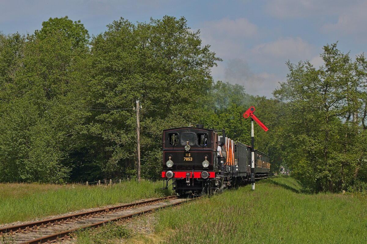 Lok 7853  Navicenze  des Musem Buurtspoorweg am Einfahrsignal von Boekelo (09.05.2024)