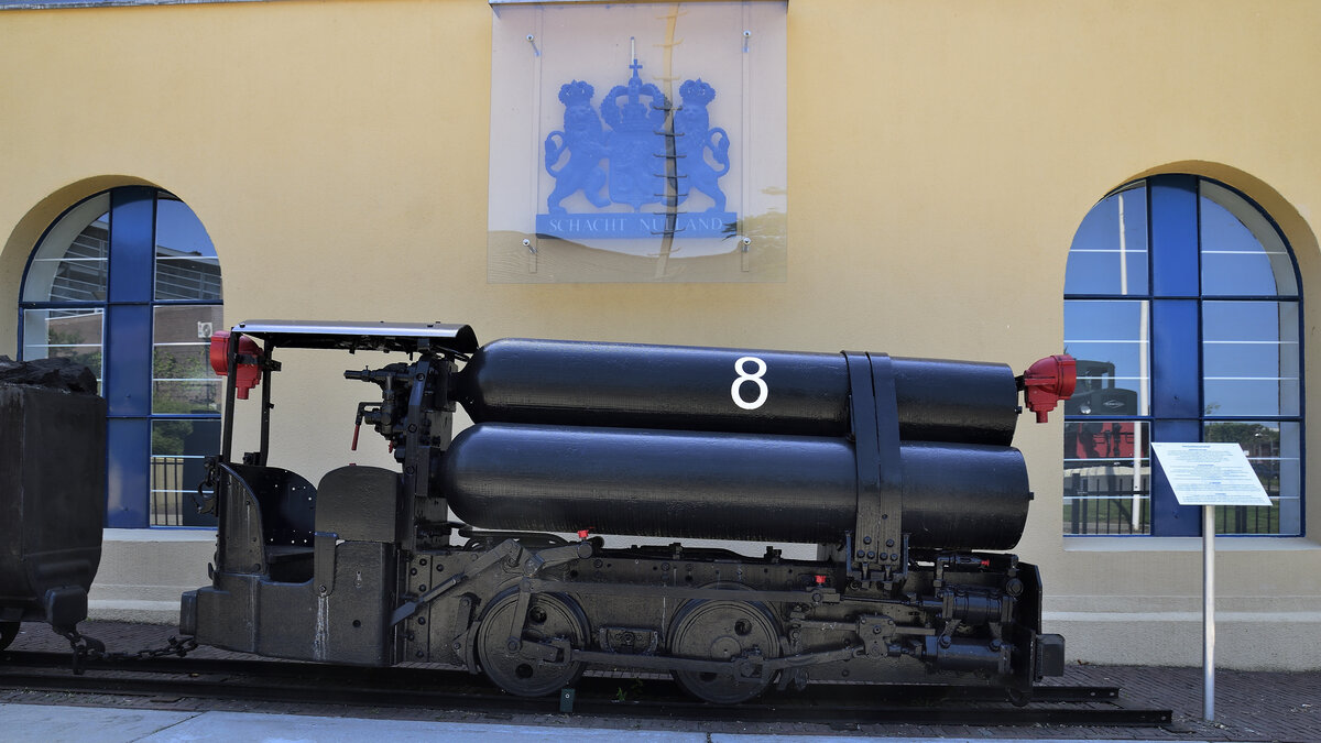 Lok 8, Schacht Nulland NL Pressluft Lokomotive am Schacht Nulland, Kerkrade NL (15.6.2022) 