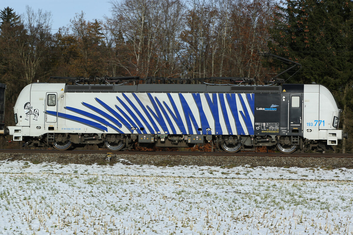 Lokomotion 193 771  bei Eglharting am 23.11.2024 mit einem Zebra Aufkleber !