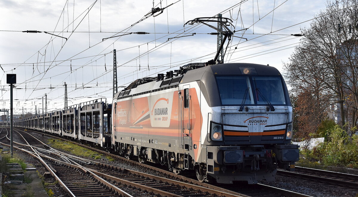 LOKORAIL, a.s., Bratislava [SK] mit der  383 219-3  [NVR-Nummer: 91 54 6383 219-3 SK-RAILL] und einem PKW-Transportzug (leer) am 26.11.24 Höhe Bahnhof Magdeburg Neustadt.