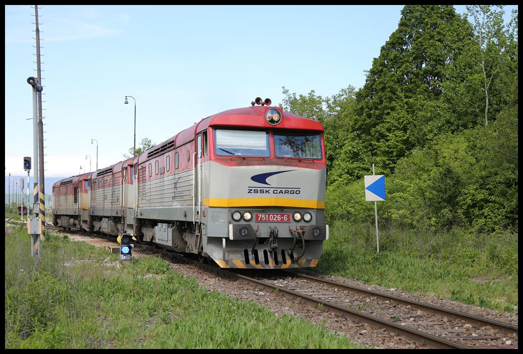 Lokzug nach Plesivec fährt hier am 13.5.2019 um 15.01 Uhr mit den Lokomotiven 751026-6, 751206-4 und 751129-8 in Gombasek ab. Die Loks hatten zuvor einen Kalkzug gebracht.