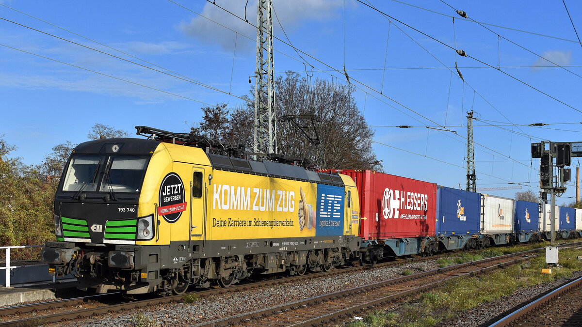 LTE Logistik- und Transport GmbH, Graz [A] mit der ELL Vectron  193 740  [NVR-Nummer: 91 80 6193 740-8 D-ELOC] und einem Containerzug am 26.11.24 Höhe Bahnhof Magdeburg Neustadt.