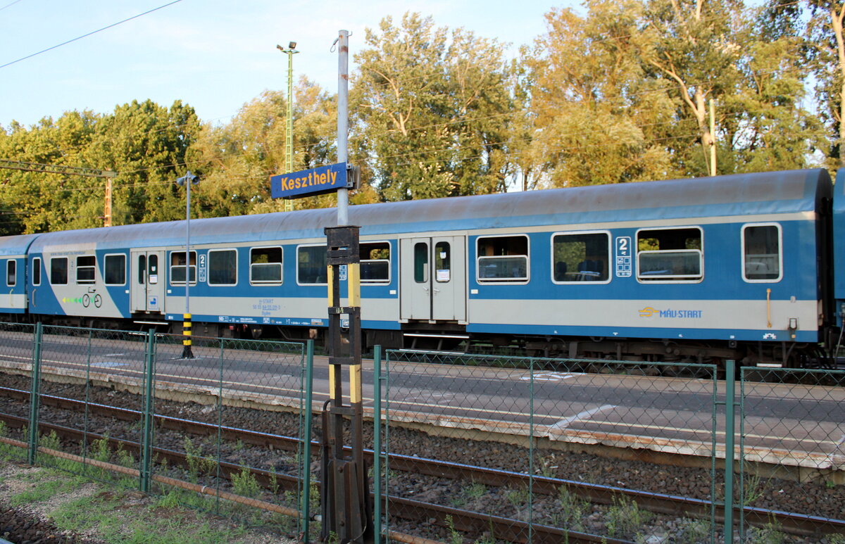 MÁV H-START 50 55 84-55 011-3 Bydee im IC 871  Balaton  nach Budapest Déli, am 17.07.2024 in Keszthely.