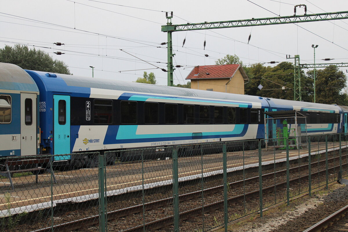 MÁV H-START 61 55 20-71 010-9 Bpmz im IC 874  Balaton  aus Budapest Déli, am 20.07.2024 in Keszthely.