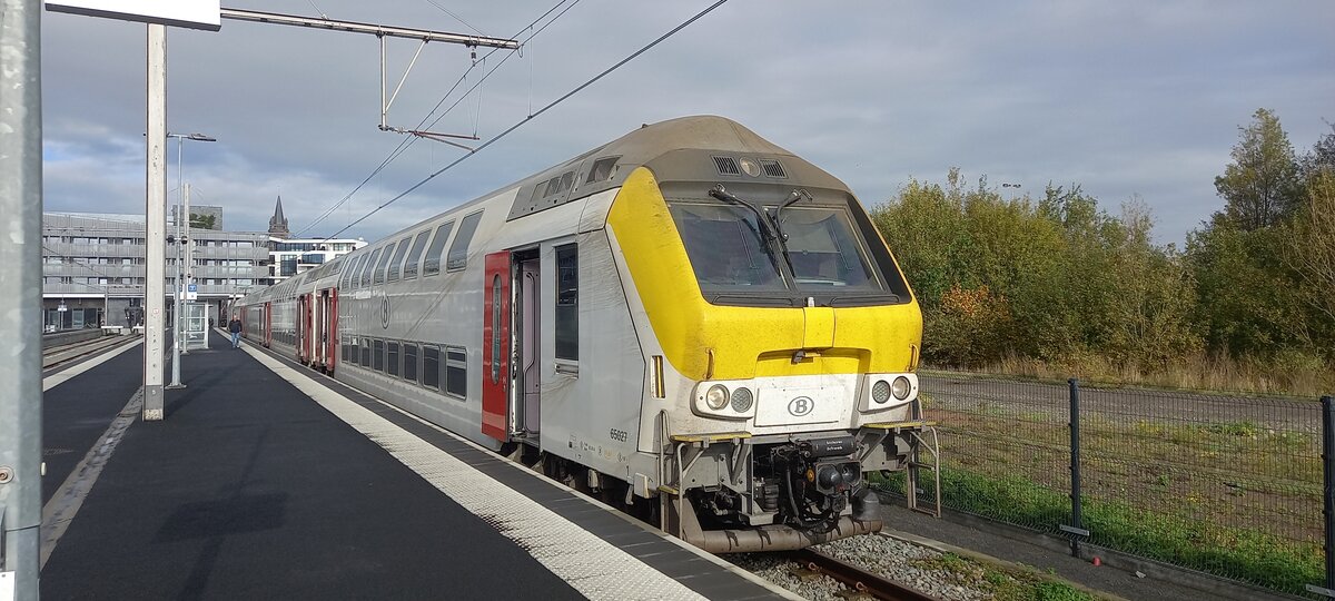 M6-Steuerwagen der SNCB am Kopf eines IC-Zuges nach Genk im Bhf Blankenberge am 18. Oktober 2024.