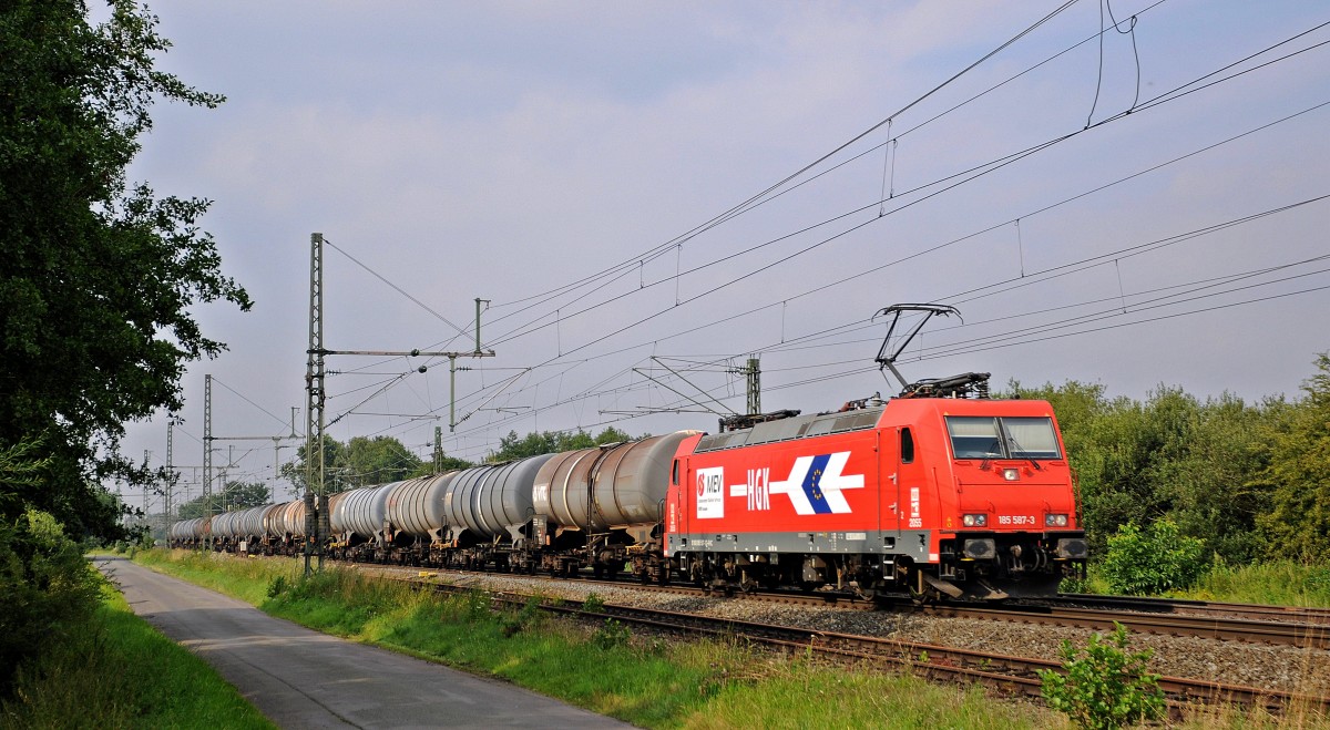 Macquarie European Rail 185 587, vermietet an RheinCargo (bis Aug. 2012 an HGK (2055)), zieht einen Kesselwagenzug am 11.08.15 in Diepholz in Richtung Osnabrück.