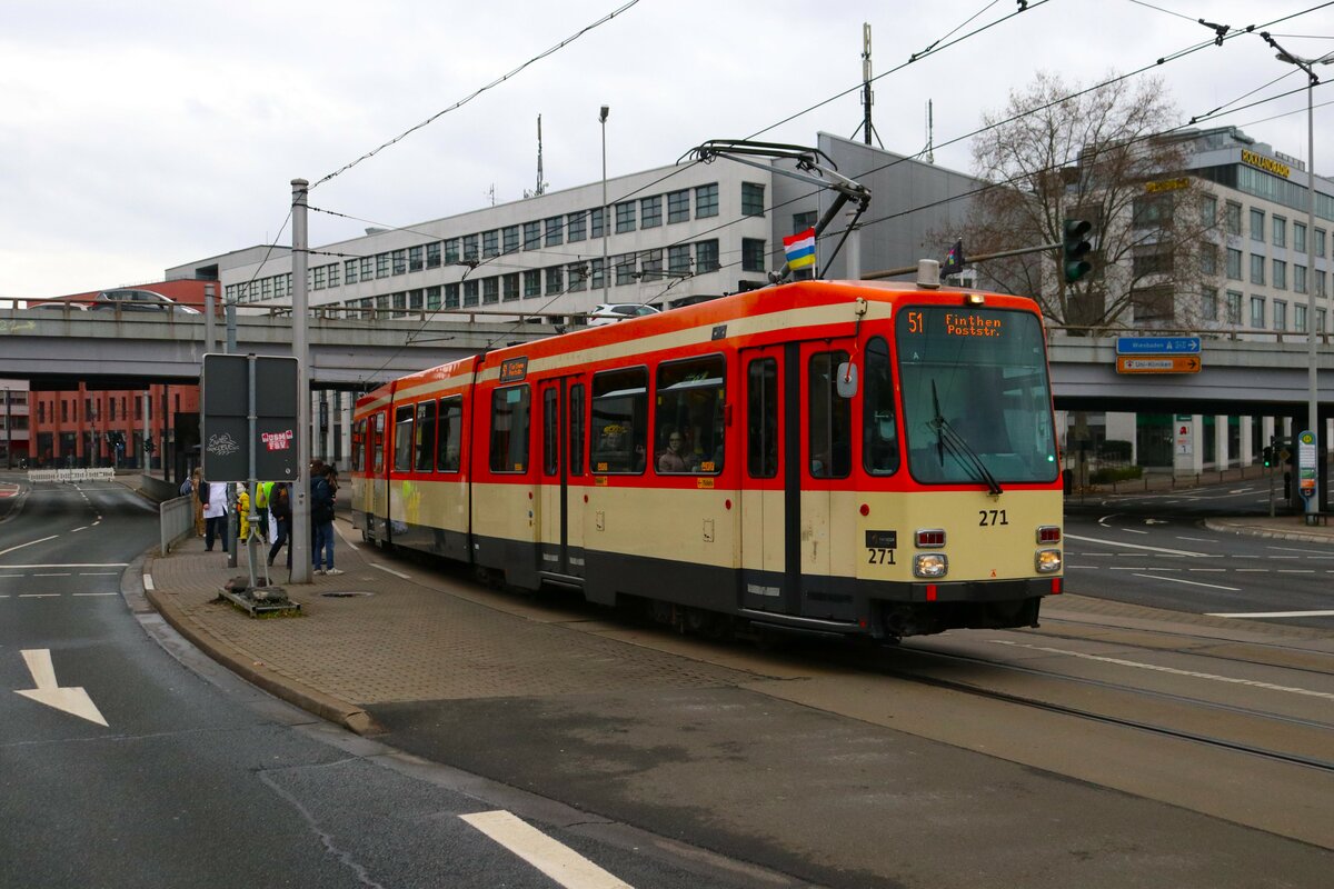 Mainzer Mobilität Düwag M8C 271 am 12.02.24 in Mainz Hbf