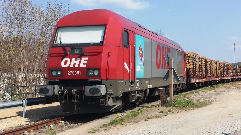 Mal wieder eine der OHE in Löbau. Am 24.04.2015 stand die 270081 in Löbau und wartete auf das Beladen des Holz-Zuges.
Die OHE setzt ihre Siemens Diesellokomotive vom Typ 'Herkules'
überwiegend im Güterverkehr ein. Die Aufschrift 'Kali+Salz' auf der Lok weißt eigentlich auf einen Hauptkunden der OHE hin, welcher hiesige Mengen Kalisalze in Schwenkdachwagen per Schiene zu Kunden in ganz Europa ausliefert.