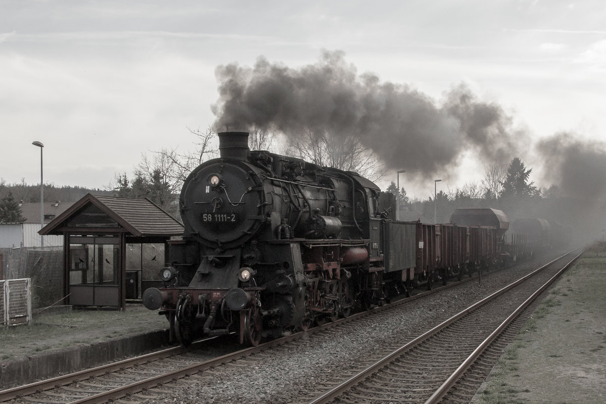 Man muss auch mal Glück haben! Völlig überraschend ist am 7. April 2019 ein Fotogüterzug mit 58 1111-2 in Kürbitz unterwegs gen Plauen unterer Bahnhof. 