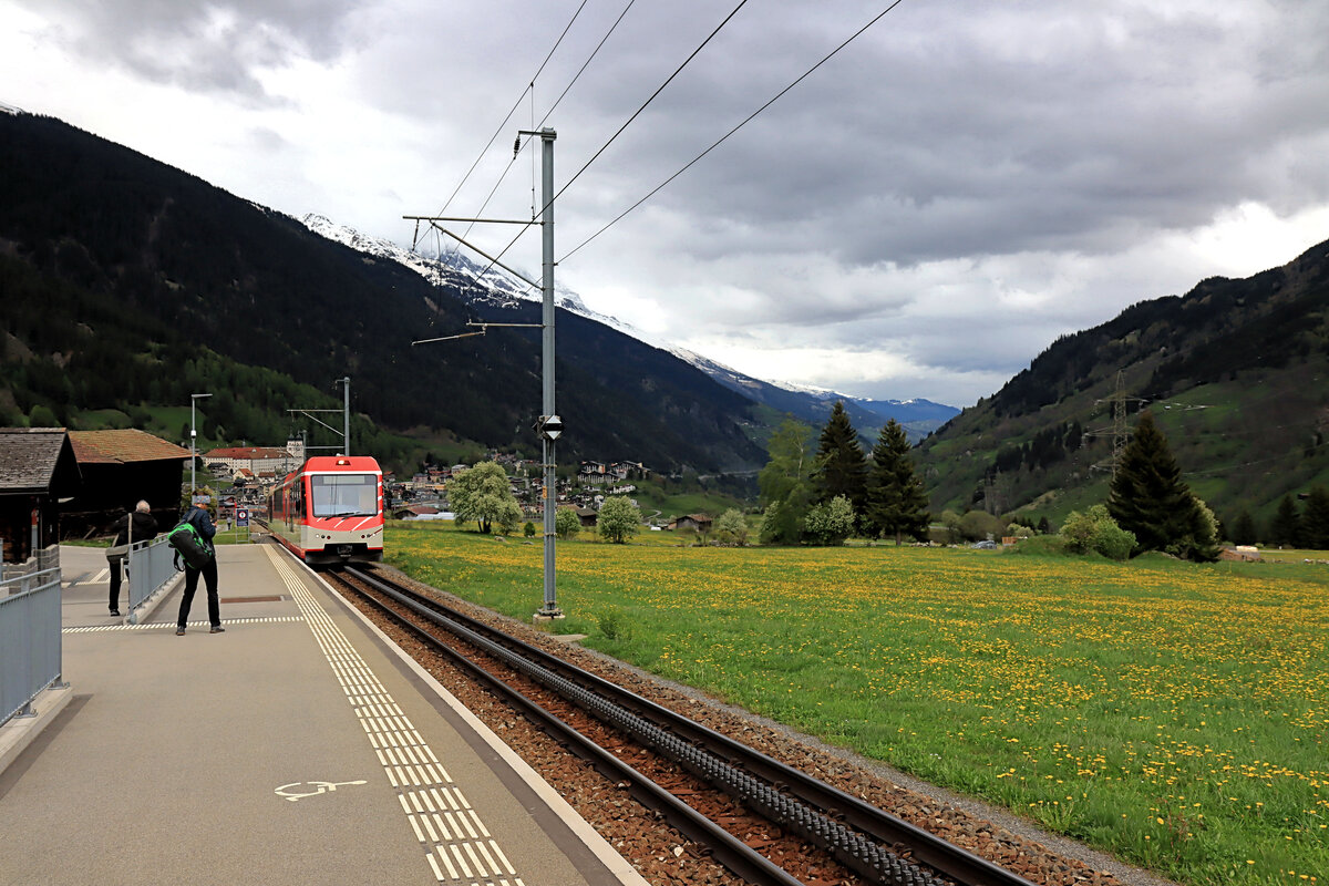 Matterhorn-Gotthard-Bahn, Aufstieg von Disentis, auf einer Reise mit Horst Luedicke (knapp sichtbar). Triebwagen ABDeh4/8 2028 im Pendelverkehr Andermatt-Oberalppass-Disentis. 6.Mai 2024, Acla da Fontauna.  