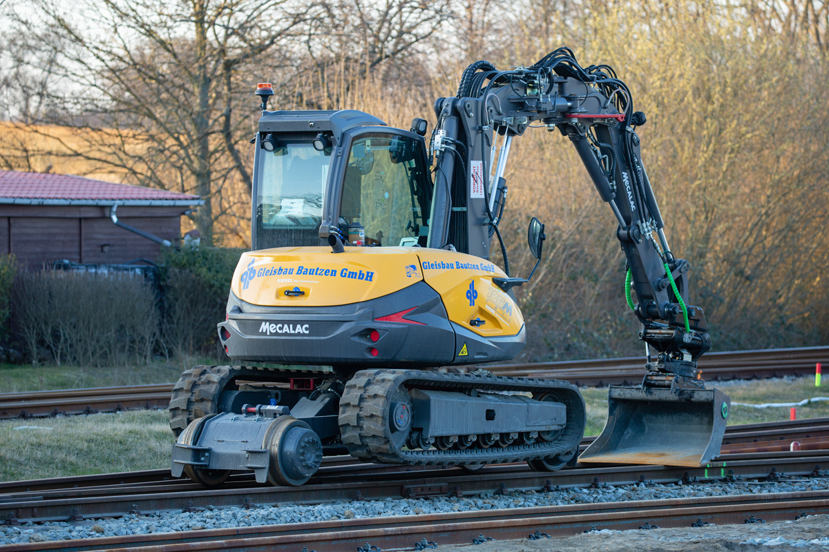  MECALAC  106M RAIL der „Gleisbau Bautzen GmbH“ im Einsatz bei der Umgestaltung des Bahnhofs in Putbus. - 20.03.2022
