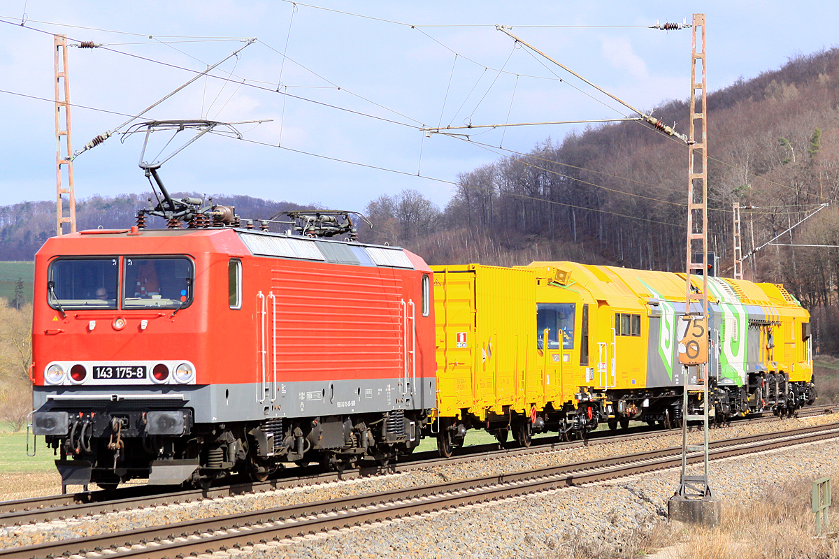  MEG 143 175-8 am 17.03.2021 nördlich von Salzderhelden am BÜ 75,1 in Richtung Göttingen