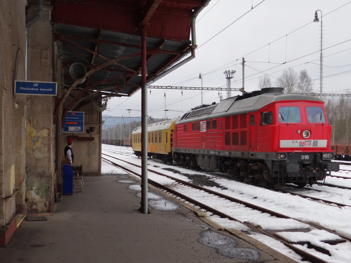 MEG 318 (232 690) fuhr am 11.02.15 mit einem Messzug von Zeitz nach Vojtanov und zurück.
Hier steht der Zug in Vojtanov.