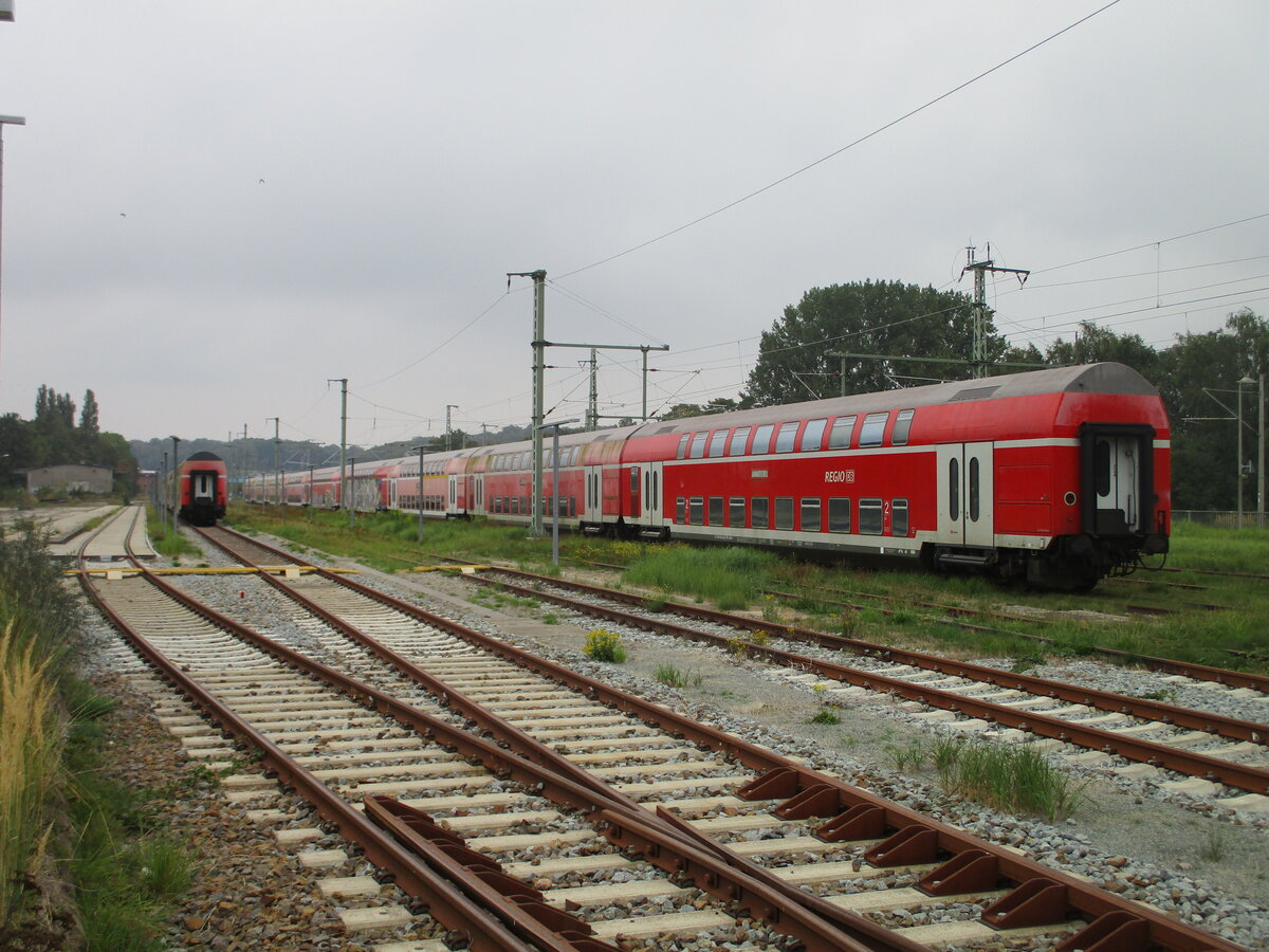 Mehrere Dostos Bauart DBza 751.0 standen,am 24.September 2024,im desolaten Zustand,in Bergen/Rügen.Einen Tag später verließen die Wagen Rügen vermutlich Espenhain.