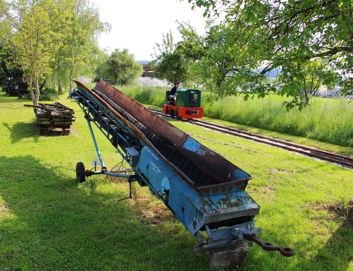 Mein 700erstes Bild hier auf Bahnbilder.de zeigt ein Bisschen Alteisen auf dem Gelände der Feldbahnanlage Stainz. Am 22.Mai 2014 tuckert die kleine aber feine O&K Lok die auf den Namen Melanie hört an einem Alten Förderband vorbei.   