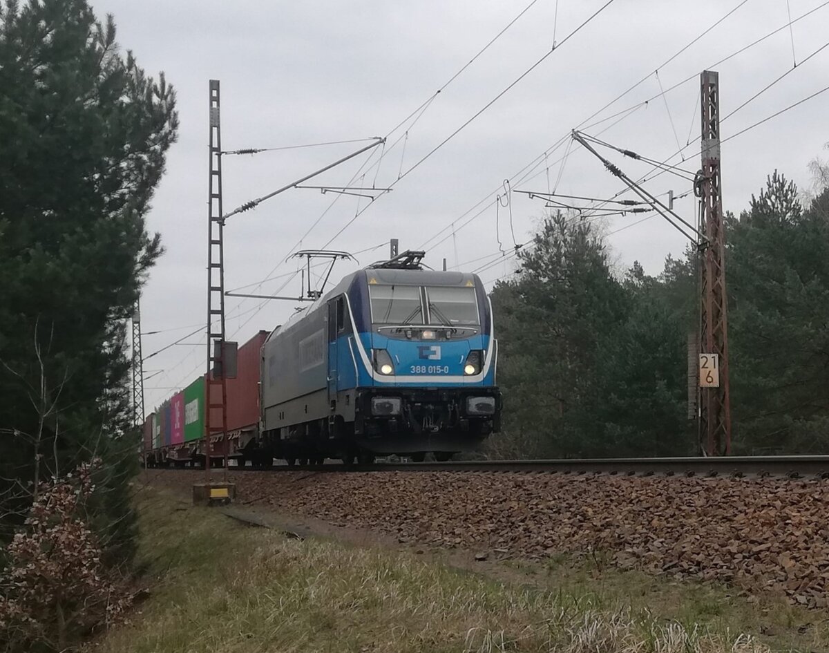 METRANS 388 015-0, eine in der tschechischen Republik registrierte Mehrsystem-Lok aus der TRAXX-Familie von vormals Bobardier ist mit einem Containerzug Richtung Süd unterwegs. Aufgenommen am 14.3.2024 auf dem nördlichen Berliner Aussenring bei Hennigsdorf.