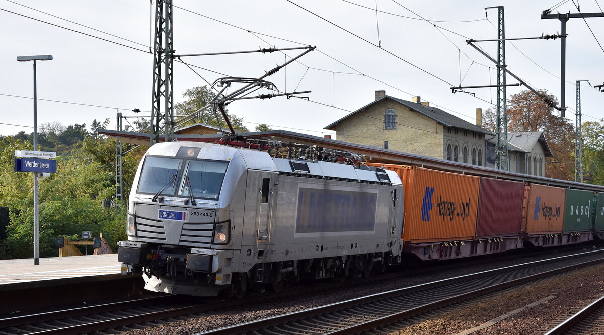 METRANS a.s., Praha [CZ]  mit ihrer  383 440-5  [NVR-Nummer: 91 54 7383 440-5 CZ-MTR] und einem Containerzug am 17.10.24 Durchfahrt Bahnhof Werder (Havel).