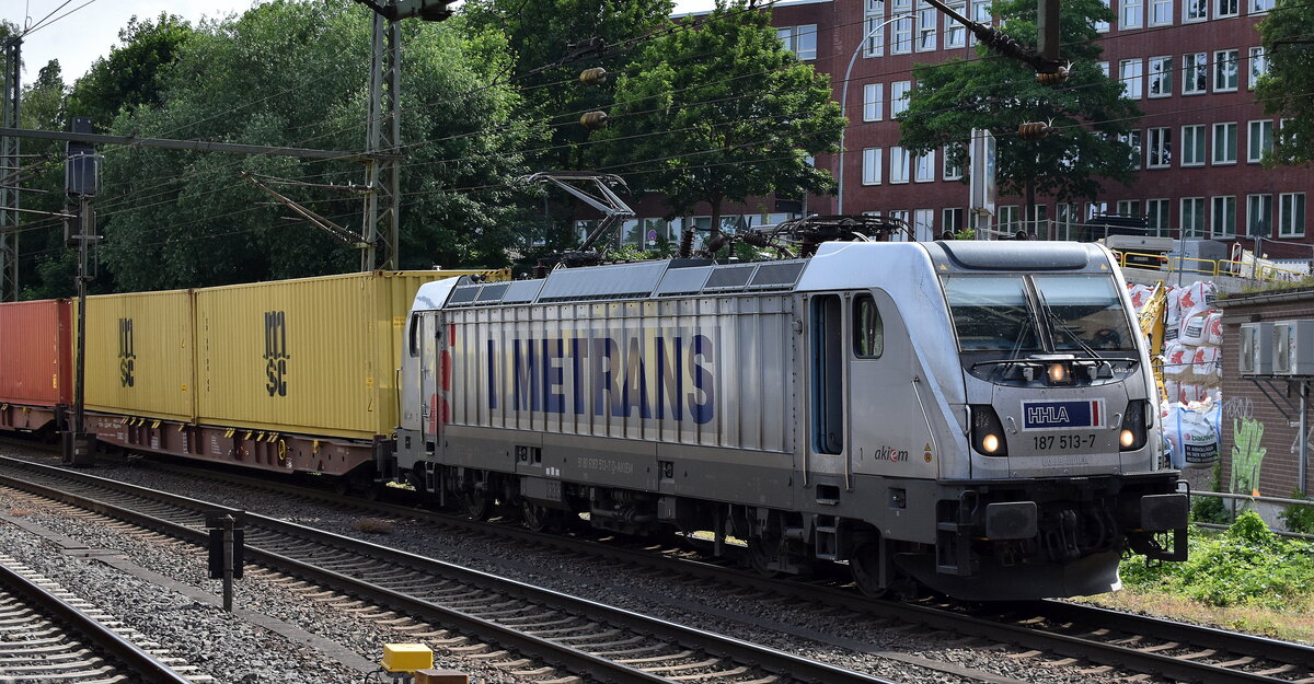 METRANS Rail (Deutschland) GmbH, Leipzig [D] mit der Akiem Lok  187 513-7  [NVR-Nummer: 91 80 6187 513-7 D-AKIEM] und einem Containerzug Richtung Hamburger Hafen am 21.05.24 Höhe Bahnhof Hamburg-Harburg.