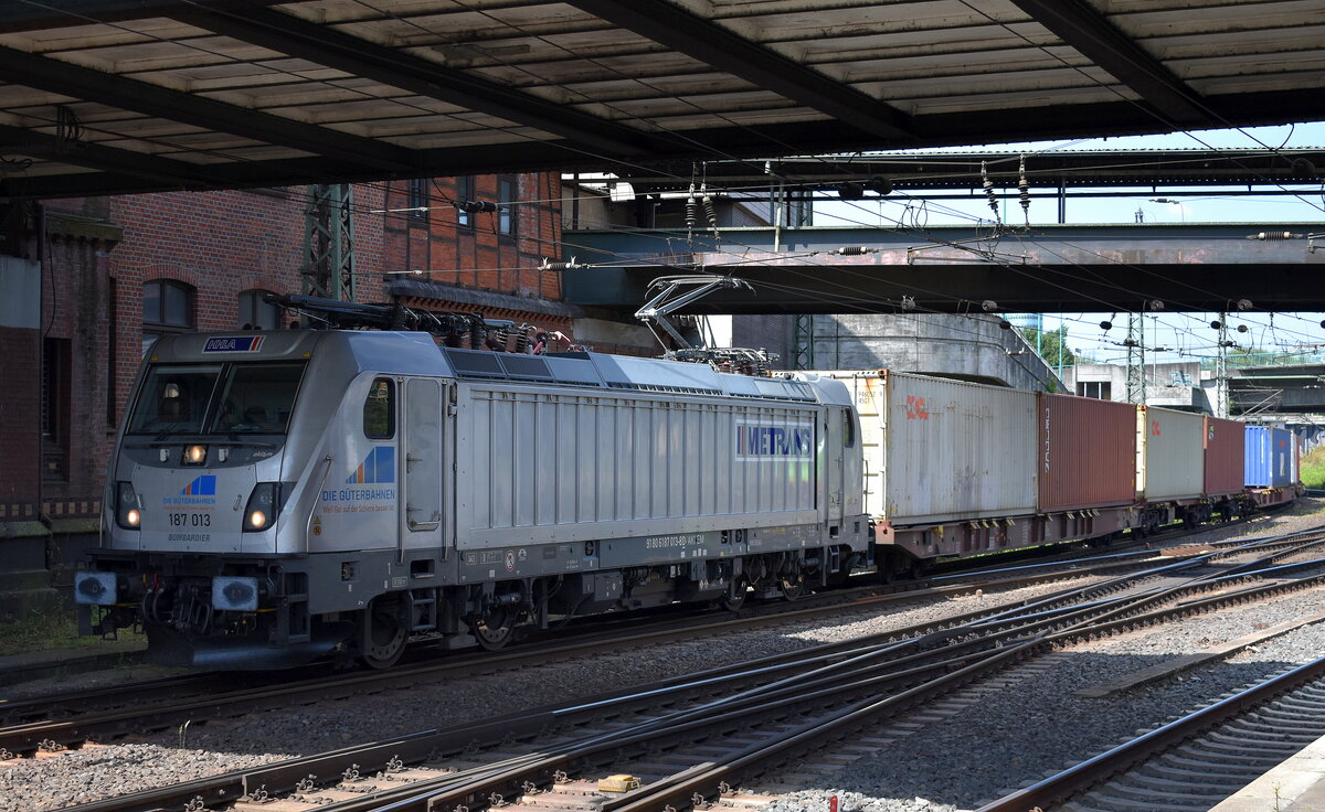 METRANS Rail (Deutschland) GmbH, Leipzig mit der angemieteten Akiem  Lok   187 013  [NVR-Nummer: 91 80 6187 013-8 D-AKIEM] verlässt mit einem Containerzug den Hamburger Hafen am 30.07.24 Höhe Bahnhof Hamburg Harburg. 