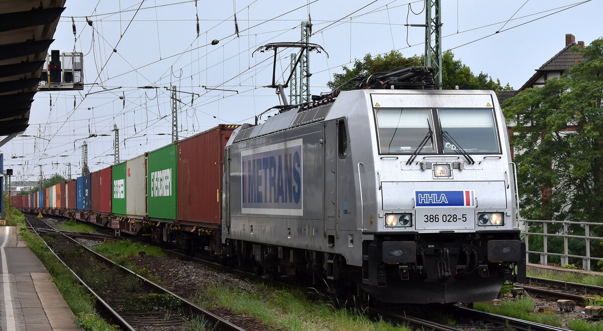 METRANS Rail s.r.o., Praha [CZ] mit ihrer  386 028-5  [NVR-Nummer: 91 54 7386 028-5 CZ-MT] und einem Containerzug am 31.07.24 Höhe Bahnhof Magdeburg-Neustadt.