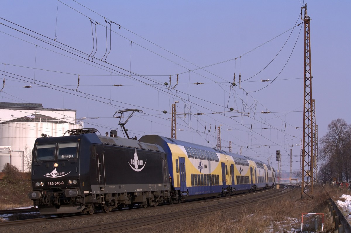 Metronom-Leihlok 185 546-9 fährt am 30.01.2014 mit einem Metronom Richtung Göttingen in Nordstemmen ein.