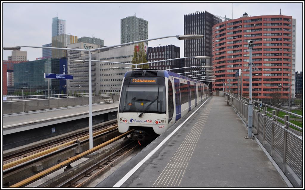 Metro/RandstadRail in der Station Rijnhaven. (05.04.2014)