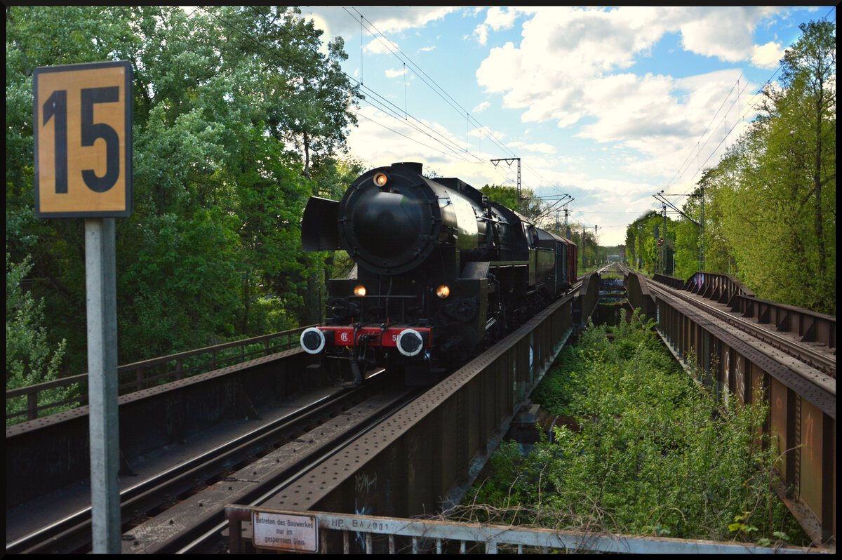 Mit 150 Sachen über die Kinzig: Am Samstag, 27.04.2024, wurde die luxemburgische Dampflokomotive 5519 (CFL) von dort nach Hanau überführt. Kurz vor Erreichen des Ziels konnte das Gespann mit zwei gedeckten Güterwagen auf der Kinzigbrücke in Hanau-West fotografiert werden. Die erlaubten 150 km/h hat sie dabei natürlich nicht ganz ausgefahren und kam, wegen „Halt erwarten“, in gemütlicher Langsamfahrt angerollt. 
Bei der max. 80 km/h schnellen CFL 5519 handelt es sich um eine im Jahr 1948 unter der Fabriknummer 17615 von der österreichischen Lokomotivfabrik Wien-Floridsdorf für die Luxemburgische Staatsbahn (CFL) gebaute Dampflok, die weitestgehend der deutschen Baureihe 42 entspricht. Seit dem Dampfende in Luxemburg im Jahr 1964 ist die 5519 bei der CFL ausgemustert. Nach mehr als 22 Jahren Abstellzeit betreut die Vereinigung 5519 a.s.b.l. seit 1987 das Dampfross in Bettemburg als Museumslok. Zwischen 1987 und 1991 wurde die ursprünglich als Kriegslok konzipierte Maschine generalüberholt und wieder betriebsfähig hergerichtet.
Die CFL 5519 absolvierte am Sonntag, 28.04.2024, anlässlich der Verabschiedung der GTW bei der Hessischen Landesbahn (HLB) Sonderfahrten zwischen Stockheim und Ober-Widdersheim.