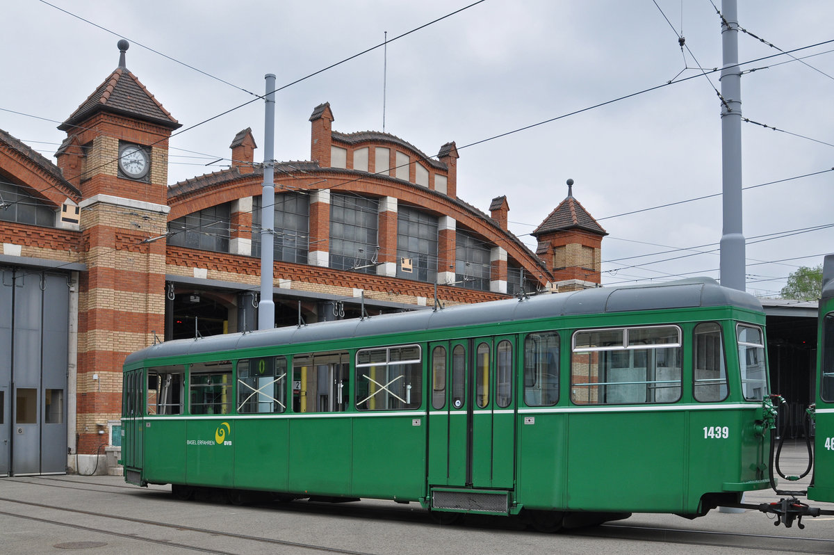 Mit dem ausgemusterten Be 4/4 465 und dem B 1439, fand am 11.05.2016 eine Polizei Übung statt. Dabei wurden mehrere Scheiben eingeschlagen. Nach der Übung steht der Zug noch auf dem Hof des Depots Wiesenplatz, wo diese Aufnahme entstand.