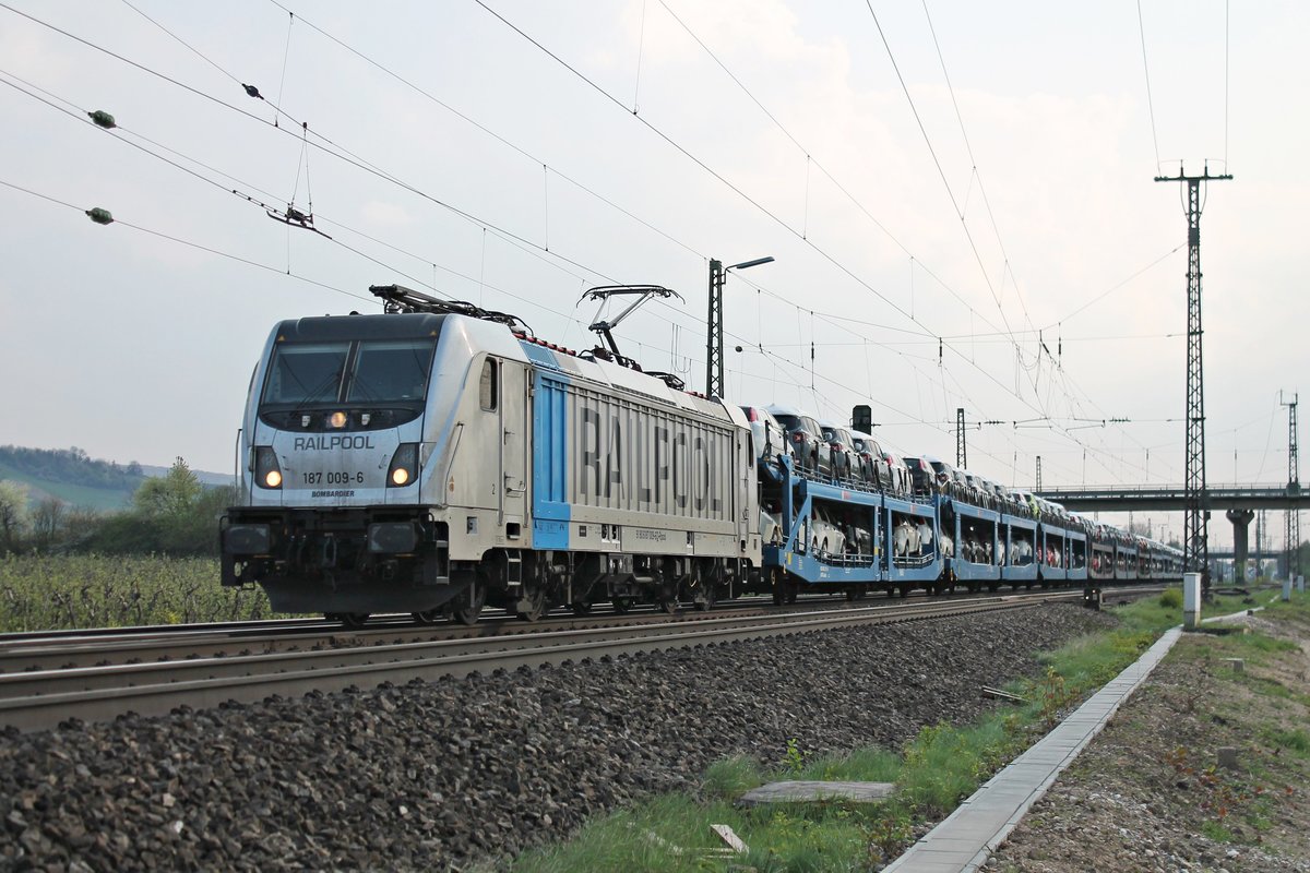 Mit dem Autozug DGS 47014 nach Lahr (Schwarzw) war am 03.04.2017 die Rpool/BLSC 187 009-6 unterwegs, als sie durch die Gleianlagen von Müllheim (Baden) fuhr.