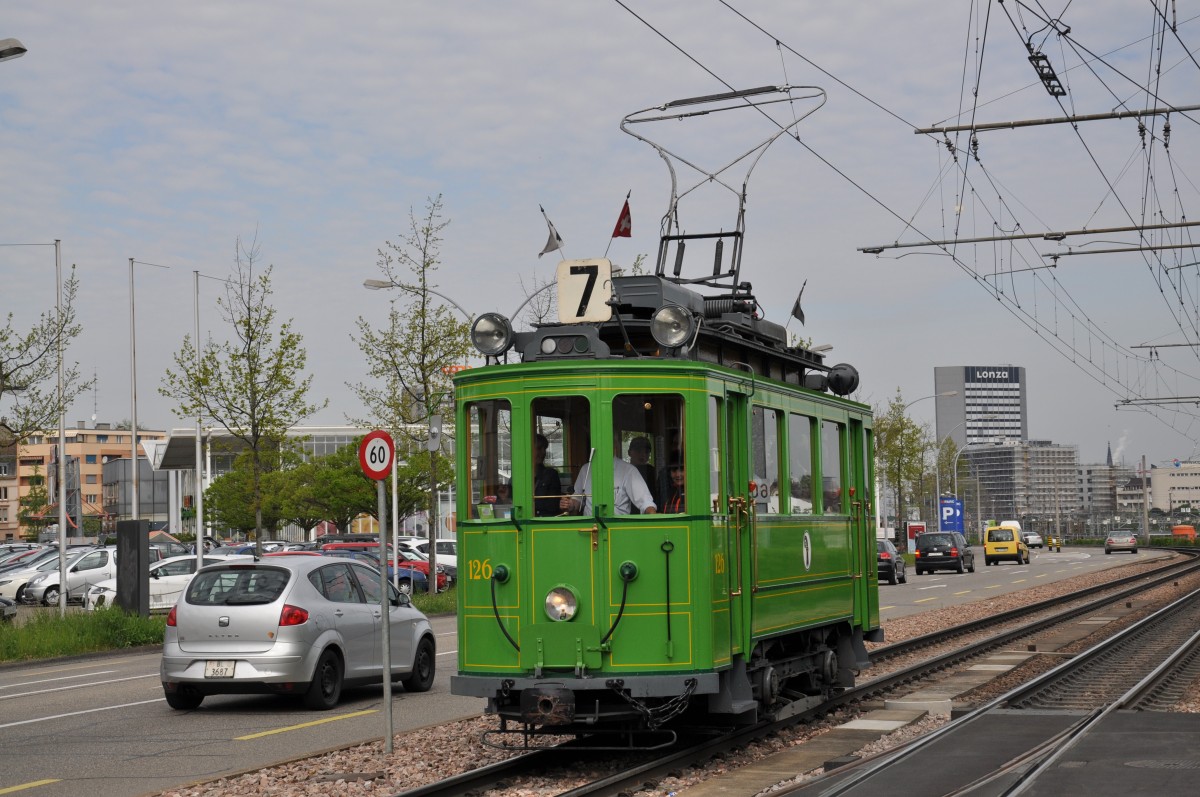 Mit dem Be 2/2 126 aus dem Jahre 1908 finden Publikumsfahrten durch die Stadt Basel statt. Hier kommt der Wagen zum Depot Dreispitz zurück. Die Aufnahme stammt vom 12.04.2014.