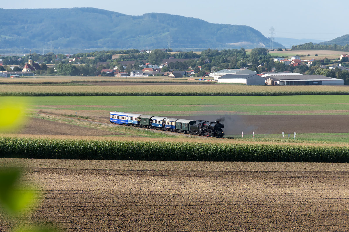 Mit dem Dampfsonderzug durchs Weinviertel in Richtung Ernstbrunn, 52.4984 am 20.09.2020 bei Mollmannsdorf.