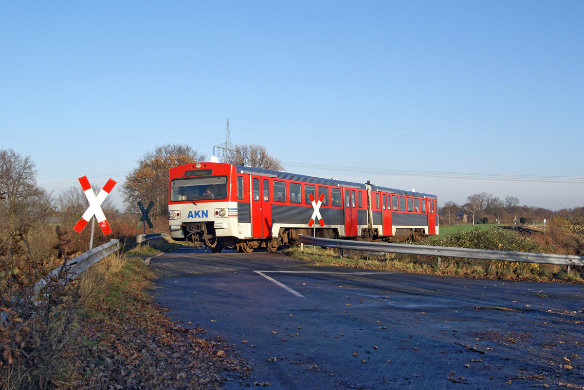 Mit dem Fahrplanwechsel am 13.12.2015 endete der Einsatz der Triebwagen der Baureihe VT2E bei der AKN. Die 1976 und 1977 gebauten Triebwagen kamen seit 1993 auch auf der Linie A3 (KBS 139 Elmshorn - Ulzburg Süd) zum Einsatz. Nach Halt in Bokholt beschleunigt VT 2.35 der AKN am 8.12.2015 als Zug nach Elmshorn am Bahnübergang Lohe. Letzterer ist einer der wenigen nur mit Andreaskreuz (nicht technisch) gesicherten Bahnübergänge im Netz der AKN. Seit dem Fahrplanwechsel kommen auf der Linie A3 die 1993 gebauten Doppeltriebwagen vom Typ VTA zum Einsatz, auf der Linie A1 vorwiegend die 2015 gebauten LINT 54.