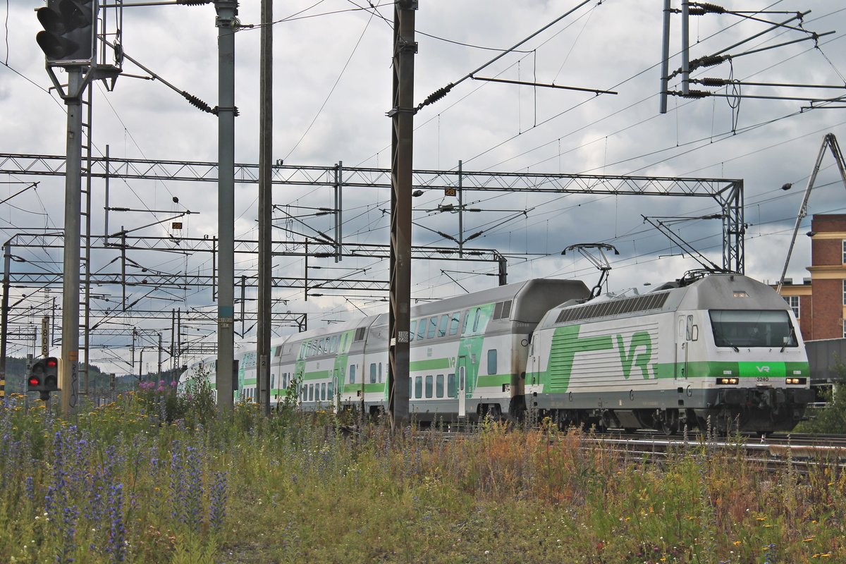 Mit dem IC 23 (Helsinki - Oulu) fuhr am Morgen des 11.07.2019 die Sr2 3240 am Güterbahnhof von Tampere vorbei in Richtung Hauptbahnhof, wo sie ihren nächsten Zwischenhalt einlegen wird.