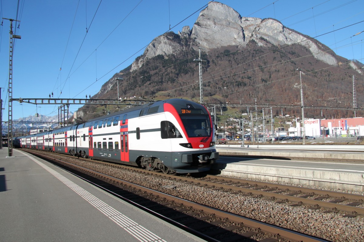 Mit dem neuen Fahrplan(ab 15.12.13)fahren auch Stadler Dosto Triebzüge(KISS) zwischen Chur und Zürich HB.Hier ein RE nach Chur bei der Ausfahrt in Sargans/SG. 16.12.13