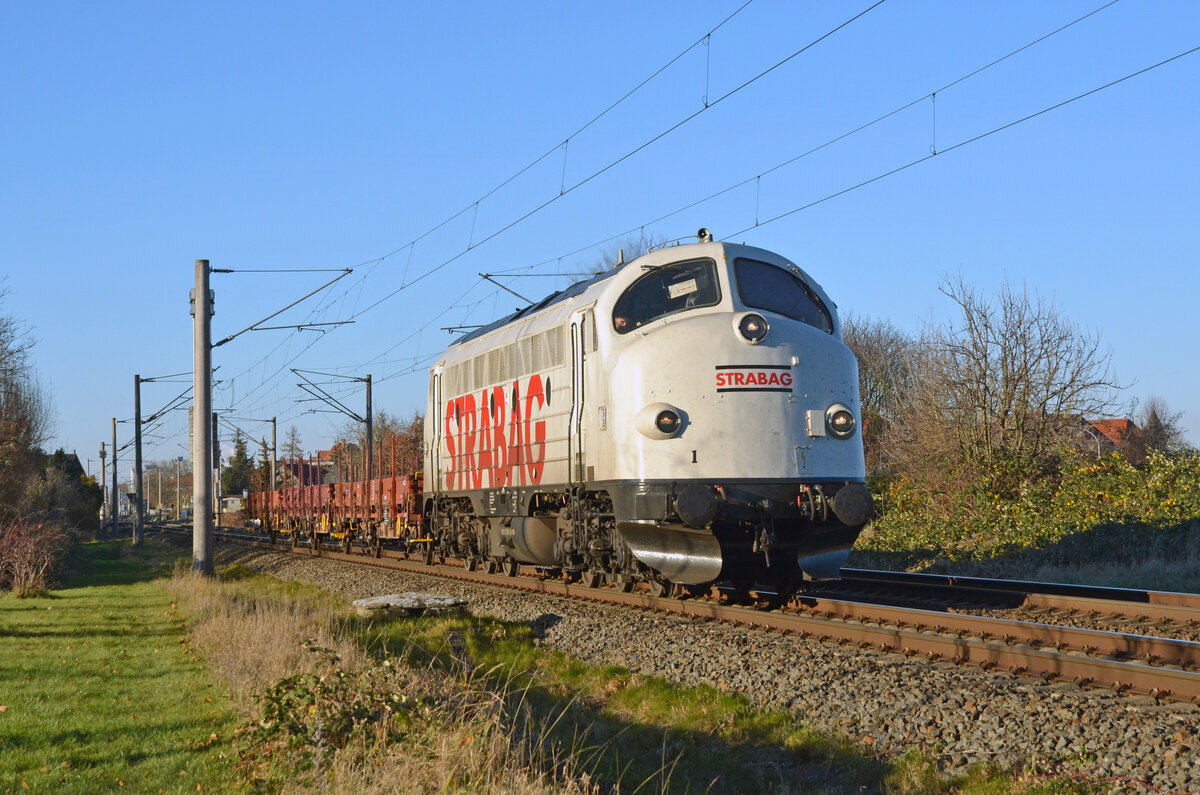 Mit drei Flachwagen am Haken rollte 227 007 der Strabag am 01.12.24 durch Greppin Richtung Bitterfeld.