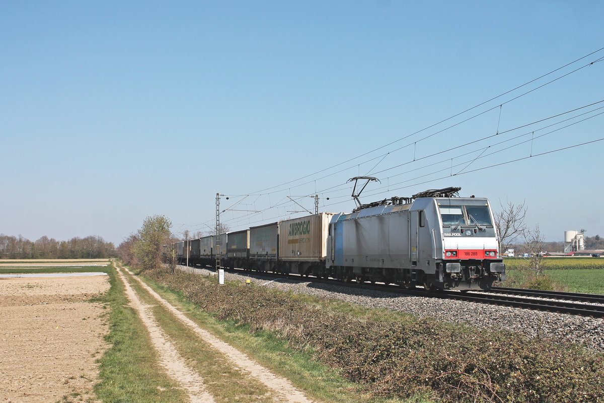 Mit einem  Ambrogio -Containerzug fuhr am frühen Nachmittag des 02.04.2020 die Rpool/XRAIL 186 288 südlich von Buggingen über die Rheintalbahn durchs Markgräflerland in Richtung Schweizer Grenze.