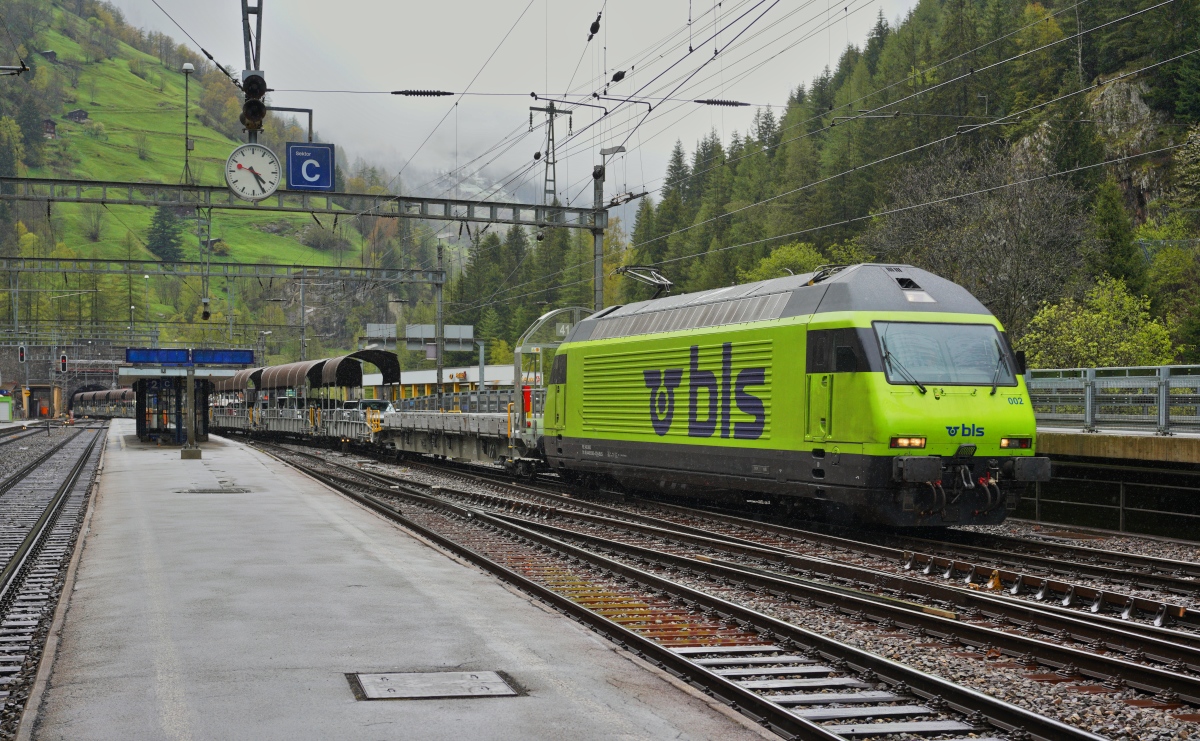 Mit einem Autozug aus Kandersteg kommt die Re 465 002 am 07.05.2024 im Bahnhof Goppenstein an