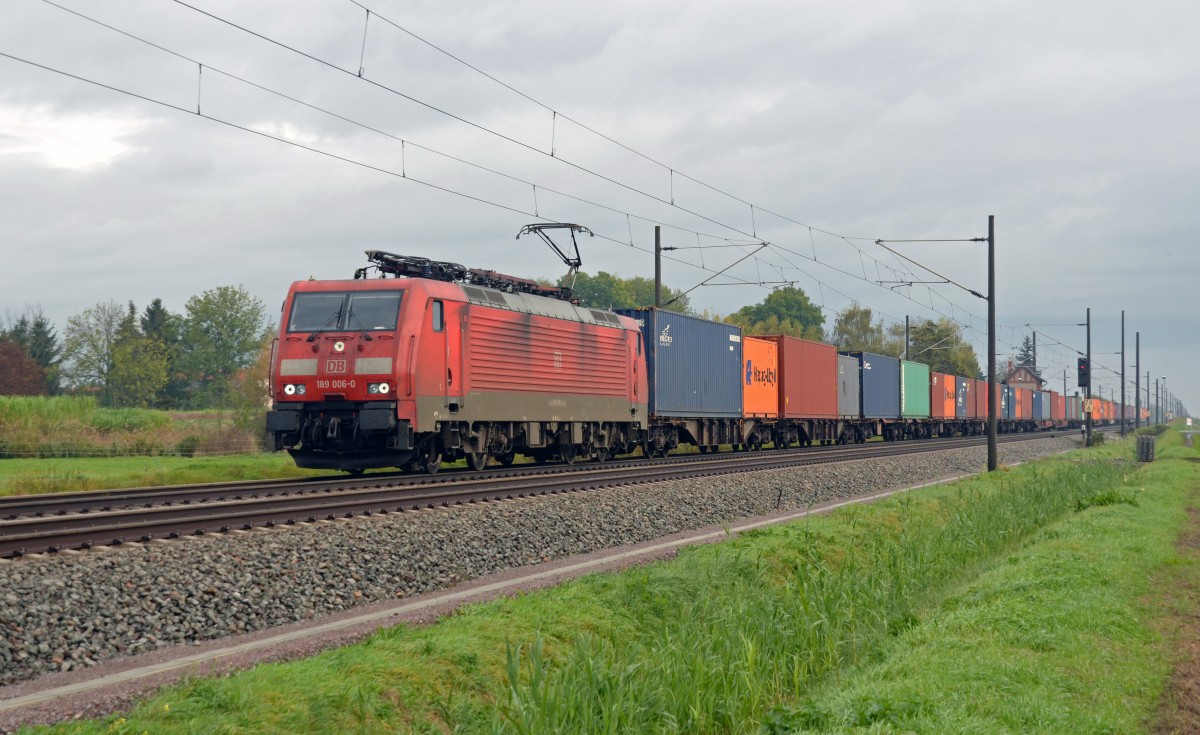 Mit einem Containerzug am Haken rollte 189 006 am 16.10.14 durch Braschwitz Richtung Halle(S).