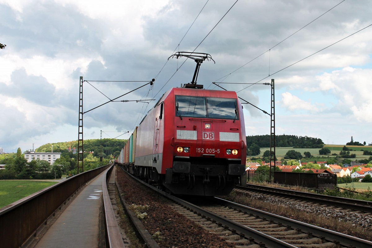Mit einem Containerzug aus Österreich fuhr 152 005-5 am 25.06.2014 in Richtung Nürnberg über die Donaubrücke bei Mariaort.