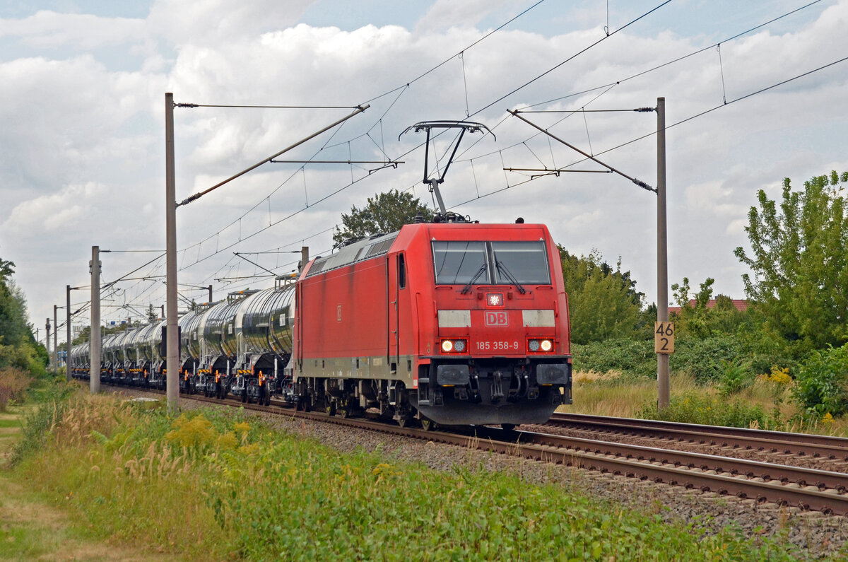 Mit einem Ganzzug glänzender VTG-Kesselwagen rollte 185 358 am 25.08.24 durch Greppin Richtung Bitterfeld.