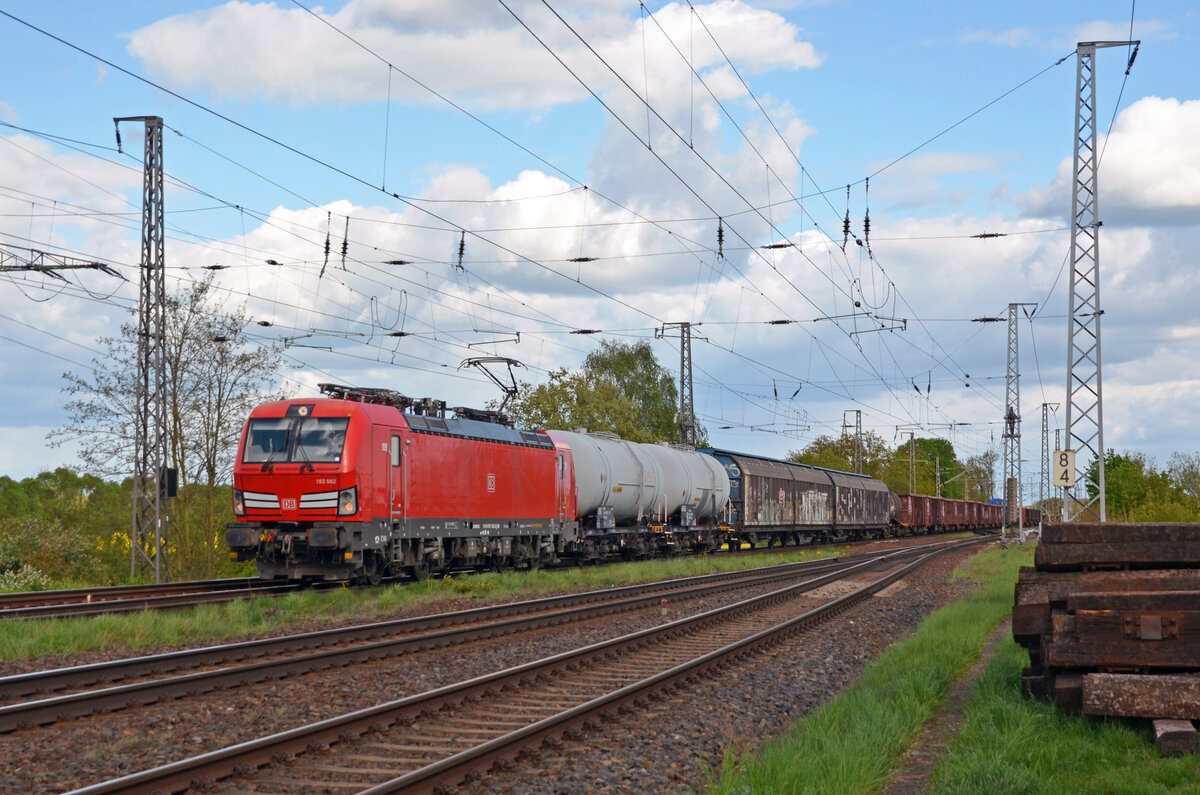 Mit einem gemischten Güterzug rollt 193 562 am 18.04.24 durch Saarmund Richtung Seddin Rbf.