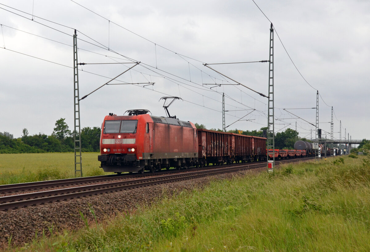 Mit einem gemischten Güterzug rollte am 02.06.24 185 157 durch Gräfenhainichen Richtung Wittenberg.