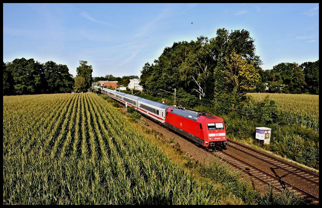 Mit einem Intercity ist hier die DB 101054-5 am 25.08.2021 um 9.27 Uhr bei Osnabrück Hellern in Richtung HBF Osnabrück unterwegs.