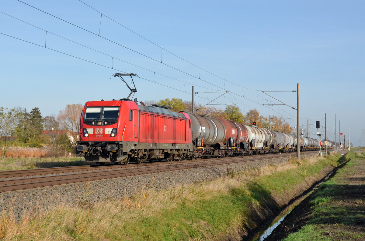 Mit einem Kesselwagenzug am Haken rollte 187 083 am 03.11.24 durch Braschwitz Richtung Halle(S).